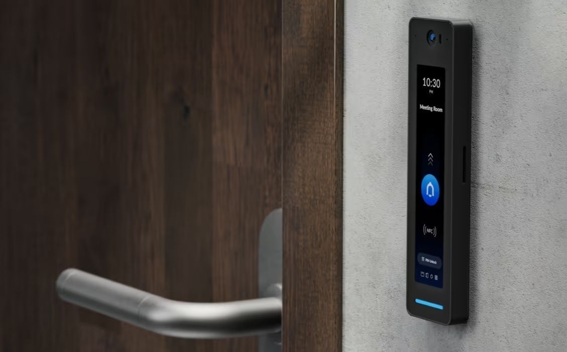Smart keyless door access reader